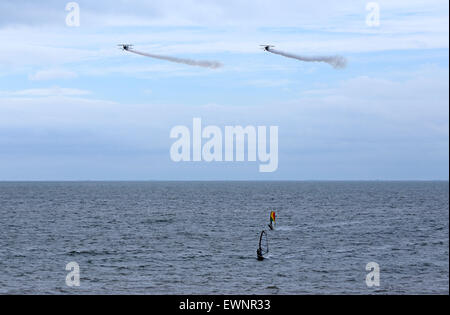 Hunstanton, Norfolk, Regno Unito. Il 28 giugno, 2015. Gli appassionati di windsurf sul mare sotto il velivolo Wildcats Team Display a Hunstanton, Norfolk. © Paul Marriott Fotografia Foto Stock