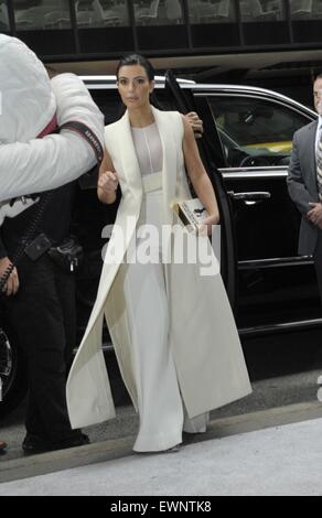 Kim Kardashian indossa un drammatico vestito di bianco per la varietà di  potere delle donne: New York pranzo. Kardashian un'occhiata incluso un  Narcisco Rodriguez ensemble, Giambattista Valli scarpe con le zeppe, un