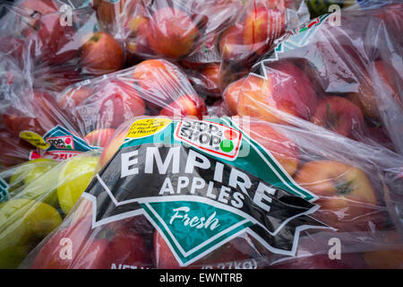 Sacchetti di Stop & Shop mele di marca in un mercato di New York Sabato, 27 giugno 2015. Ahold NV, proprietario di Stop & Shop e Giant supermercati intende unire con Delhaize Group, proprietario di Food Lion e Hannaford. La combinazione di società avranno oltre 6500 negozi negli Stati Uniti e in Europa con il 60% delle loro vendite provenienti dagli Stati Uniti (© Richard B. Levine) Foto Stock