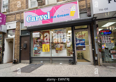 Carvel ice cream store in Richmond Hill nel New York Borough of Queens Giovedì 25 Giugno, 2015. Il quartiere di Richmond Hill è un poliglotta di culture etniche. Essa è la casa di pachistani, Indiani, Guyanese e ha una grande popolazione Sikh. (© Richard B. Levine) Foto Stock