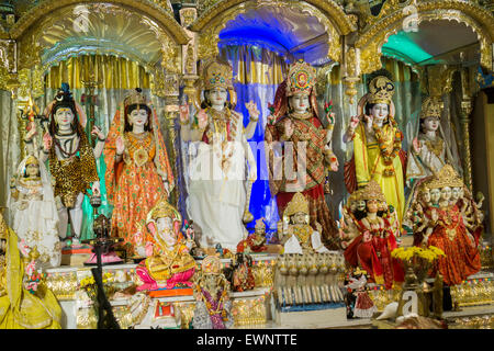 Statue di divinità su un altare di Shri Lakshmi Narayan Mandir tempio in Richmond Hill nel New York Borough of Queens Giovedì 25 Giugno, 2015. Il quartiere di Richmond Hill è un poliglotta di culture etniche. Essa è la casa di pachistani, Indiani, Guyanese e ha una grande popolazione Sikh. (© Richard B. Levine) Foto Stock