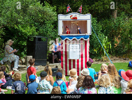 I bambini la visione di un tradizionale Punch & Judy show a Penzance in Cornovaglia, Regno Unito Foto Stock