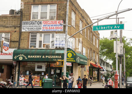 Quartiere locale colore in Richmond Hill nel New York Borough of Queens Giovedì 25 Giugno, 2015. Il quartiere di Richmond Hill è un poliglotta di culture etniche. Essa è la casa di pachistani, Indiani, Guyanese e ha una grande popolazione Sikh. (© Richard B. Levine) Foto Stock