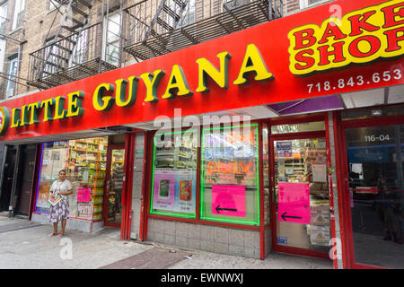 Poco Guyana Bake Shop sotto il treno elevati in Richmond Hill nel New York Borough of Queens Giovedì 25 Giugno, 2015. Il quartiere di Richmond Hill è un poliglotta di culture etniche. Essa è la casa di pachistani, Indiani, Guyanese e ha una grande popolazione Sikh. (© Richard B. Levine) Foto Stock