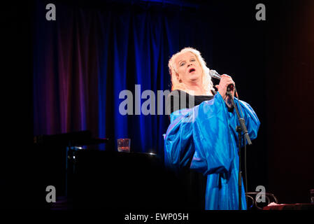 Premiere di Georgette Dee di ultima mostra a tende Tepee am Kanzleramt dotate: Gorgette Dee Dove: Berlino, Germania Quando: 24 Apr 2015 Foto Stock