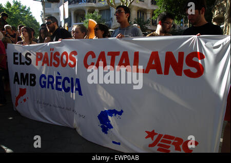 Passeig de Gràcia, Barcelona, Spagna. Il 29 giugno. Centinaia di persone protestano contro l'Unione europea, l'austerità e la troika nella parte anteriore di Unione europea sede a Barcellona. Giovane catalano independentists (JERC) supporta la Grecia governo. Sullo sfondo, La Pedrera, iconico Edificio di Barcellona. Credito: Fco Javier Rivas/Alamy Live News Foto Stock