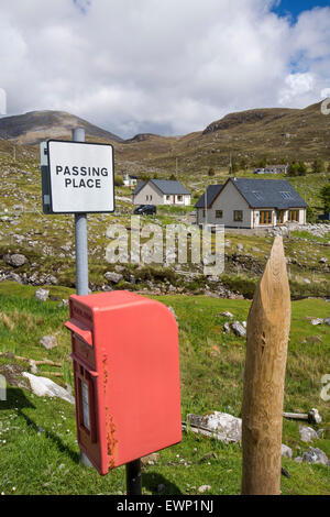 Il nord montagne Harris, Isle of Harris, Ebridi Esterne, Scozia, con case crofting. Foto Stock