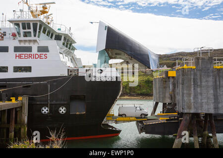 I veicoli lo sbarco di Caledonian MacBrayne traghetto a Tarbert sull'Isle of Harris, Ebridi Esterne, Scotland, Regno Unito. Foto Stock