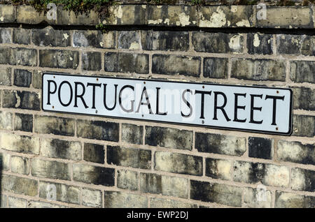 Il Portogallo strada segno su un muro di mattoni in Cambridge Foto Stock