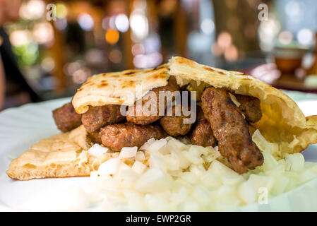 Cevapi con cipolla e pane Foto Stock