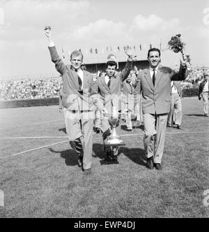 ***FILE FOTO***cecoslovacco di medaglia d argento vincente squadra di calcio è accolto a Praga Ruzyne al suo arrivo dal 1962 soccer mondiali in Cile, Giugno 22, 1962 Svatopluk Pluskal, Josef Masopust e Ladislav Novak, da sinistra a destra, portano il trofeo. CTK foto/Viktor Lomoz Foto Stock