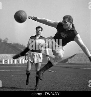 ***FILE FOTO***i giocatori di calcio Svatopluk Pluskal (anteriore) e Josef Masopust di Dukla Praga durante un allenamento a Praga nel 1961. CTK foto/Zdenek Havelka Foto Stock