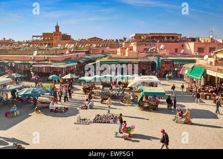Marrakech. Piazza Jemaa el Fna nel primo pomeriggio. Il Marocco Foto Stock