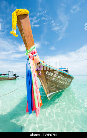 KRABI, Tailandia - 13 novembre 2014: tradizionale in legno tailandese longtail boat vi attende sulla riva del Isola di bambù per escursionisti. Foto Stock