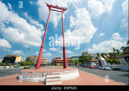 BANGKOK, Tailandia - 17 novembre 2014: Il Gigante Swing (Sao Ching Cha), una struttura di cerimoniale con origini indù sotto il cielo blu Foto Stock