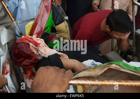 Lahore, Pakistan. Il 29 giugno, 2015. Le donne uccise quando un albero cade su un rickshaw durante la grande tempesta di vento a Lahore. Almeno cinque uccisi durante la grande tempesta di vento a Lahore, meteorologiche dipartimento ha detto che la velocità dell'aria nelle città di Lahore è stata misurata a 66 chilometri all'ora mentre la più elevata velocità d'aria di 102 chilometri per ora è stata registrata a Lahore airport. © Rana Sajid Hussain/Pacific Press/Alamy Live News Foto Stock