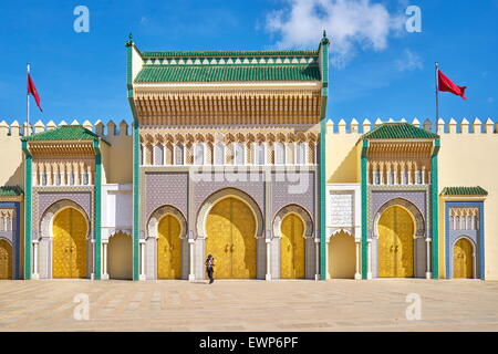 Fez, Royal Palace (Jdid Dar El Makhzen), il principale portale riccamente decorata a stucco e mosaico. Il Marocco, Africa Foto Stock