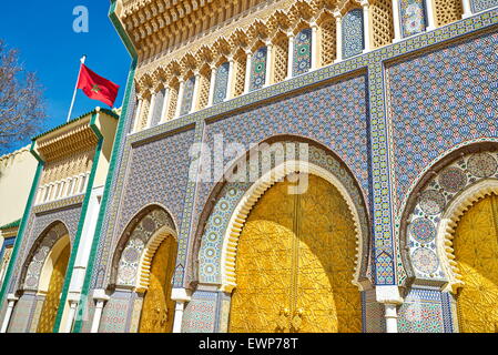 Fez, Royal Palace (Jdid Dar El Makhzen), il principale portale riccamente decorata a stucco e mosaico. Il Marocco, Africa Foto Stock