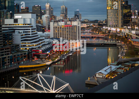 Il centro di Melbourne, Australia, di notte Foto Stock