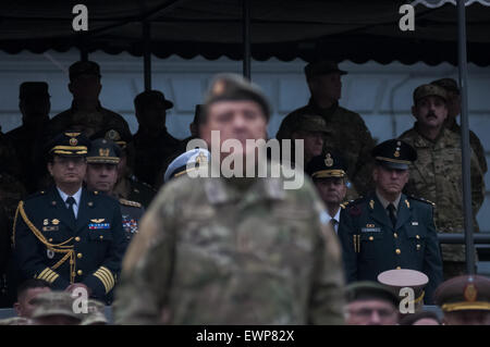 Giugno 29, 2015 - Buenos Aires, Buenos Aires, Argentina - In una solenne cerimonia guidata dal Ministero della Difesa Agustin Rossi, Generale Ricardo Cundom assume come Presidente di Argentina del Comune di capi di Stato Maggiore, sostituzione Lieut in uscita.General Cesar Milani. Milani si ritira adducendo motivi personali dopo due anni in carica, ma le accuse rivolta verso il suo presunto coinvolgimento nelle sparizioni forzate durante l'ultima dittatura militare può avere costretto la decisione in un anno di elezioni in cui il Presidente Cristina Fernandez Kirchner non vuole lasciare qualsiasi estremità allentate. Generale Ricardo Cundom viene fornito con un Foto Stock