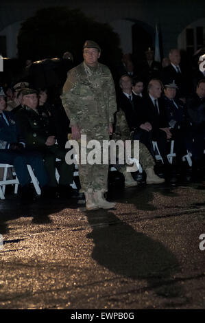 Giugno 29, 2015 - Buenos Aires, Buenos Aires, Argentina - In una solenne cerimonia guidata dal Ministero della Difesa Agustin Rossi, Generale Ricardo Cundom assume come Presidente di Argentina del Comune di capi di Stato Maggiore, sostituzione Lieut in uscita.General Cesar Milani. Milani si ritira adducendo motivi personali dopo due anni in carica, ma le accuse rivolta verso il suo presunto coinvolgimento nelle sparizioni forzate durante l'ultima dittatura militare può avere costretto la decisione in un anno di elezioni in cui il Presidente Cristina Fernandez Kirchner non vuole lasciare qualsiasi estremità allentate. Generale Ricardo Cundom viene fornito con un Foto Stock