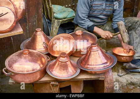 Lavoratori in ottone a piazza Seffarine, Fez, in Marocco, Africa Foto Stock