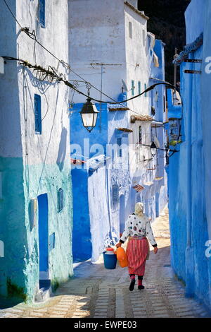 Blu pareti dipinte nella vecchia medina di Chefchaouen, Marocco, Africa Foto Stock