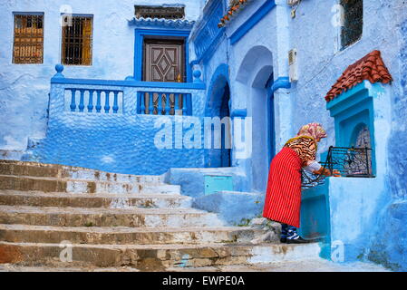 Blu pareti dipinte nella vecchia medina di Chefchaouen (città blu), Marocco, Africa Foto Stock