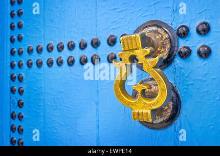 Porta respingente, Chefchaouen (Chaouen) noto come città blu, Marocco. Foto Stock