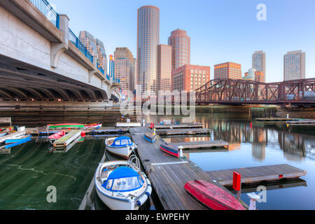 Barche ormeggiate a Barking Crab Marina su Fort Point Channel in Boston, Massachusetts. Foto Stock