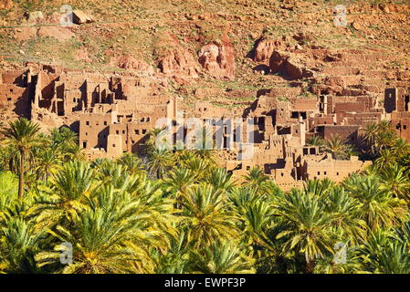 Ait Ouritane, piccolo villaggio nei pressi di Todra Gorge. Atlas regione di montagna, Marocco Foto Stock