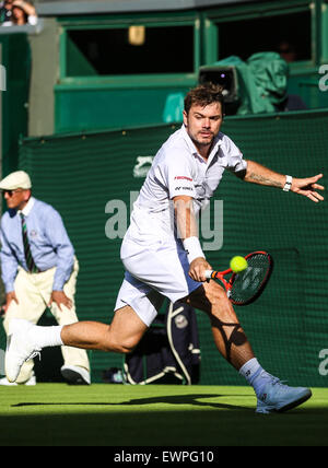 London,, Regno Unito. Il 29 giugno, 2015. La Svizzera Stan Wawrinka ritorna al portoghese Joao Sousa durante un uomini singoli prima partita del torneo di Wimbledon 2015 campionati di Wimbledon, a sud-ovest di Londra, il 29 giugno 2015. Wawrinka ha vinto 3-0. Credito: Tang Shi/Xinhua/Alamy Live News Foto Stock