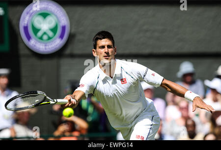 London,, Regno Unito. Il 29 giugno, 2015. La Serbia il Novak Djokovic ritorna alla Germania Philipp KOHLSCHREIBER: risultati nei durante un uomini singoli prima partita del torneo di Wimbledon 2015 campionati di Wimbledon, a sud-ovest di Londra, il 29 giugno 2015. Djokovic ha vinto 3-0. Credito: Tang Shi/Xinhua/Alamy Live News Foto Stock