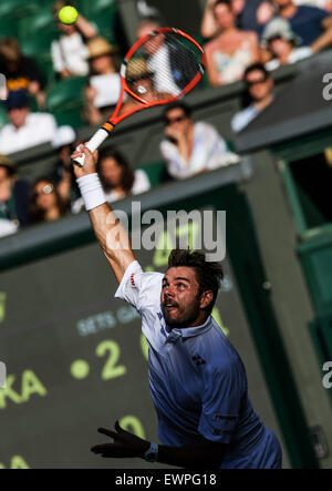 London,, Regno Unito. Il 29 giugno, 2015. La Svizzera Stan Wawrinka serve per il Portogallo Joao Sousa durante un uomini singoli prima partita del torneo di Wimbledon 2015 campionati di Wimbledon, a sud-ovest di Londra, il 29 giugno 2015. Wawrinka ha vinto 3-0. Credito: Tang Shi/Xinhua/Alamy Live News Foto Stock