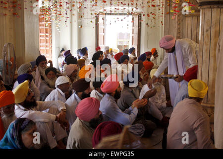 Lahore. Il 29 giugno, 2015. La religione sikh pellegrini si riuniranno presso il mausoleo di Maharaja Ranjit Singh durante una commemorazione per il suo 176anniversario della morte in Pakistan orientale di Lahore il 29 giugno 2015. Centinaia di pellegrini Sikh arrivato in Pakistan per assistere a una cerimonia di 176anniversario della morte del Maharaja Ranjit Singh, il fondatore della religione Sikh impero. © Jamil Ahmed/Xinhua/Alamy Live News Foto Stock