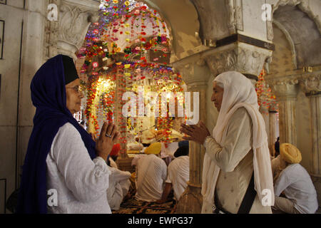 Lahore. Il 29 giugno, 2015. La religione sikh pellegrini pregano presso il mausoleo di Maharaja Ranjit Singh durante una commemorazione per il suo 176anniversario della morte in Pakistan orientale di Lahore il 29 giugno 2015. Centinaia di pellegrini Sikh arrivato in Pakistan per assistere a una cerimonia di 176anniversario della morte del Maharaja Ranjit Singh, il fondatore della religione Sikh impero. © Jamil Ahmed/Xinhua/Alamy Live News Foto Stock