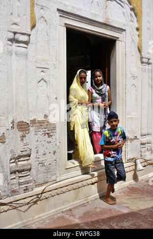 Lahore. Il 29 giugno, 2015. La religione sikh pellegrini arrivano al mausoleo di Maharaja Ranjit Singh durante una commemorazione per il suo 176anniversario della morte in Pakistan orientale di Lahore il 29 giugno 2015. Centinaia di pellegrini Sikh arrivato in Pakistan per assistere a una cerimonia di 176anniversario della morte del Maharaja Ranjit Singh, il fondatore della religione Sikh impero. © Jamil Ahmed/Xinhua/Alamy Live News Foto Stock