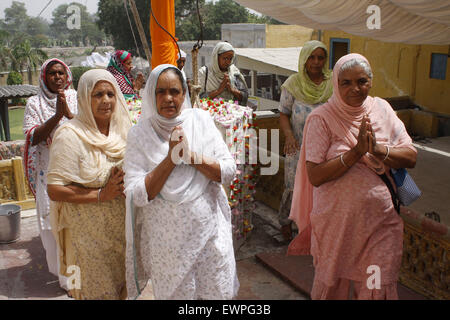 Lahore. Il 29 giugno, 2015. La religione sikh pellegrini pregano presso il mausoleo di Maharaja Ranjit Singh durante una commemorazione per il suo 176anniversario della morte in Pakistan orientale di Lahore il 29 giugno 2015. Centinaia di pellegrini Sikh arrivato in Pakistan per assistere a una cerimonia di 176anniversario della morte del Maharaja Ranjit Singh, il fondatore della religione Sikh impero. © Jamil Ahmed/Xinhua/Alamy Live News Foto Stock