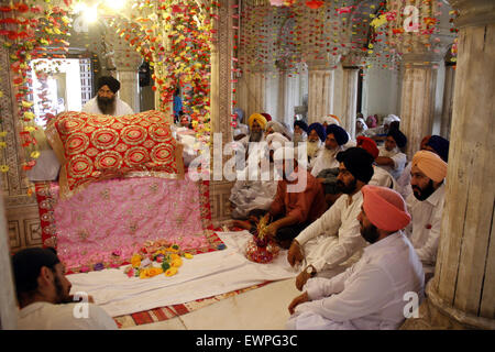 Lahore. Il 29 giugno, 2015. La religione sikh pellegrini si riuniranno presso il mausoleo di Maharaja Ranjit Singh durante una commemorazione per il suo 176anniversario della morte in Pakistan orientale di Lahore il 29 giugno 2015. Centinaia di pellegrini Sikh arrivato in Pakistan per assistere a una cerimonia di 176anniversario della morte del Maharaja Ranjit Singh, il fondatore della religione Sikh impero. © Jamil Ahmed/Xinhua/Alamy Live News Foto Stock