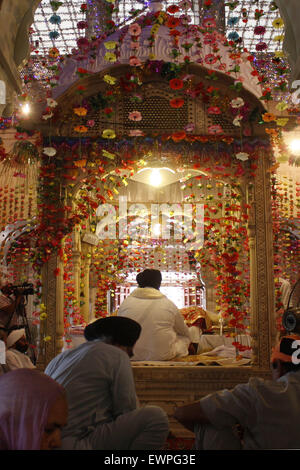 Lahore. Il 29 giugno, 2015. La religione sikh pellegrini si riuniranno presso il mausoleo di Maharaja Ranjit Singh durante una commemorazione per il suo 176anniversario della morte in Pakistan orientale di Lahore il 29 giugno 2015. Centinaia di pellegrini Sikh arrivato in Pakistan per assistere a una cerimonia di 176anniversario della morte del Maharaja Ranjit Singh, il fondatore della religione Sikh impero. © Jamil Ahmed/Xinhua/Alamy Live News Foto Stock