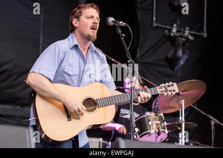 Dover, Deleware, STATI UNITI D'AMERICA. Xx Giugno, 2015. Musicista STURGILL SIMPSON si esibisce dal vivo sul palco della lucciola Festival di Musica di Dover, in Delaware © Daniel DeSlover/ZUMA filo/Alamy Live News Foto Stock