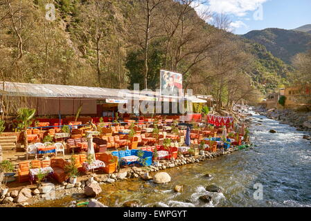 Ourika Valley. Ristorante sulle rive del fiume. Il Marocco Foto Stock