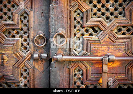 Fez. Legno storico porta in casa vecchia, Medina. Dettaglio della decorazione. Il Marocco, Africa Foto Stock