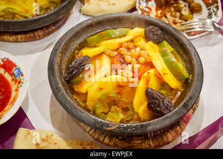 Tradizionale cibo marocchino - tagine (tajine) servita su Djemaa el Fna, Marocco Foto Stock