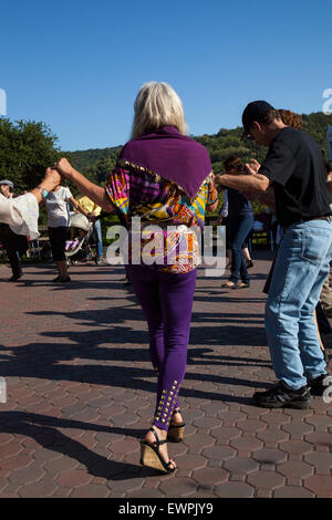 Donna che partecipano in una danza greca a un Festival di Greco, Novato, CALIFORNIA, STATI UNITI D'AMERICA Foto Stock