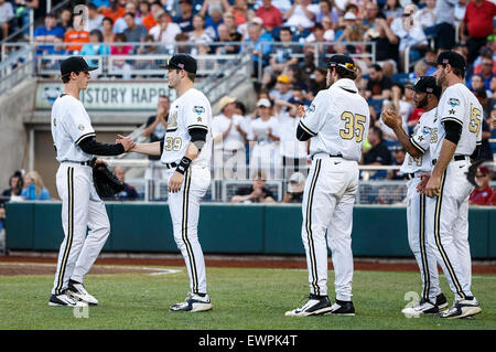 Giugno 24, 2015: Vanderbilt brocca Walker Buehler #13 è soddisfatta da Vanderbilt Kyle Smith #39 dopo essere stato sostituito durante il gioco 3 del 2015 uomini del NCAA College campionato World Series Finals tra Virginia Cavaliers e Vanderbilt Commodores a TD Ameritrade Park in Omaha, NE.presenze: 17,689.Virginia ha vinto 4-2.Michael Spomer/Cal Sport Media. Foto Stock