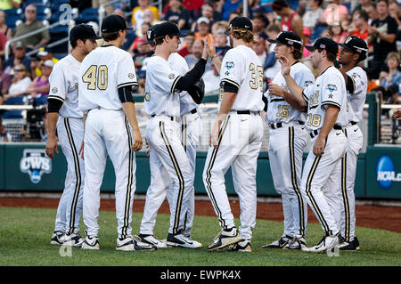 Giugno 24, 2015: Vanderbilt brocca Walker Buehler #13 è soddisfatto dai compagni di squadra dopo essere stato sostituito durante il gioco 3 del 2015 uomini del NCAA College campionato World Series Finals tra Virginia Cavaliers e Vanderbilt Commodores a TD Ameritrade Park in Omaha, NE.presenze: 17,689.Virginia ha vinto 4-2.Michael Spomer/Cal Sport Media. Foto Stock