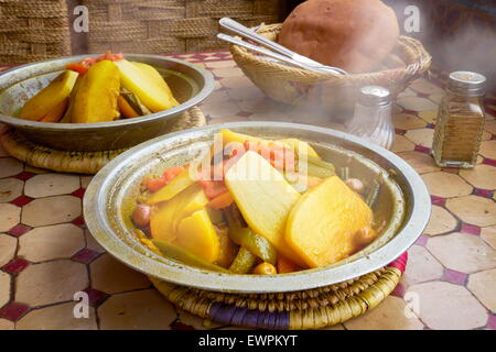 Tradizionale cibo marocchino tagine tajine servita nel ristorante sul Djemaa el Fna, Marrakech, Marocco Foto Stock