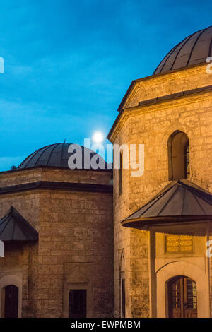 Sera tra le cupole del vecchio mercato di Sarajevo Foto Stock