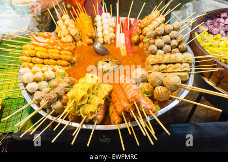 Vassoio di vari cibi da strada, Bangkok, Thailandia Foto Stock